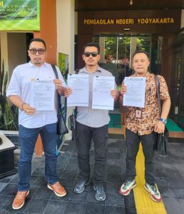 LURAH TEGALTIRTO NONAKTIF ( S ) AJUKAN PRAPERADILAN, PERTANYAKAN SAH TIDAKNYA  PENETAPANNYA SEBAGAI  TERSANGKA DAN PERINTAH PENAHANANNYA ATAS KORUPSI TANAH KAS  DESA